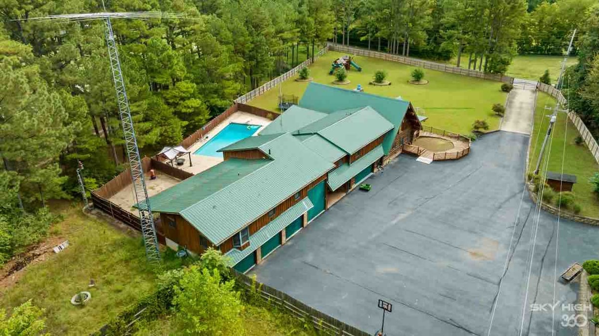 Private Cabin Oasis 3 acre Pool Playground Poker