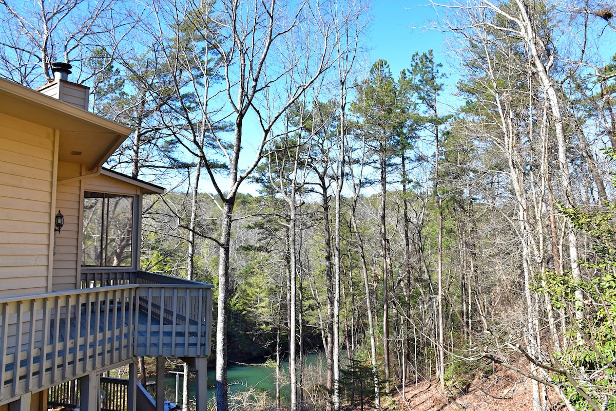 Secluded, waterfront cabin nestled in Ellijay Ga