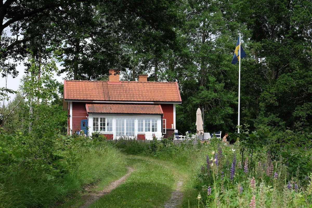 Idylliskt torp med egen brygga