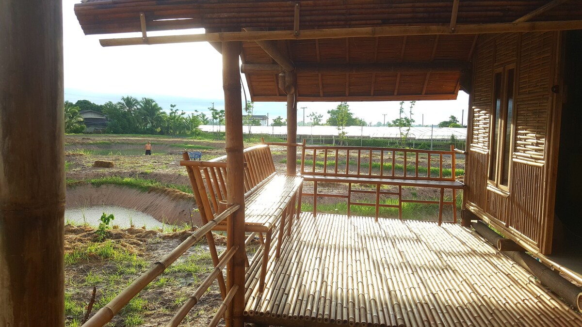 Suan Saek Saek Bamboo House (family room)