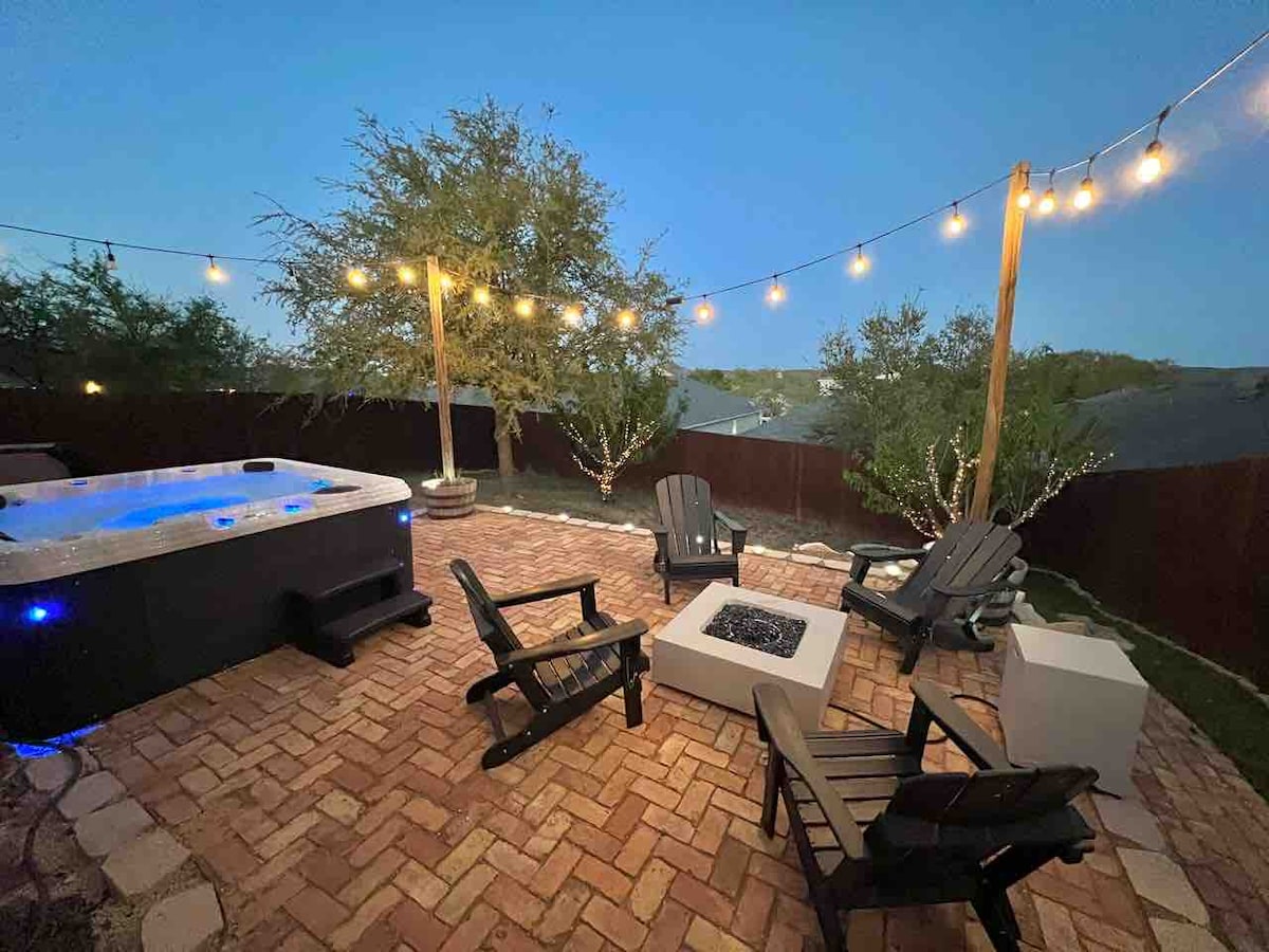 Cozy home 
Hot tub, Fire-pit, & Near Six flags.