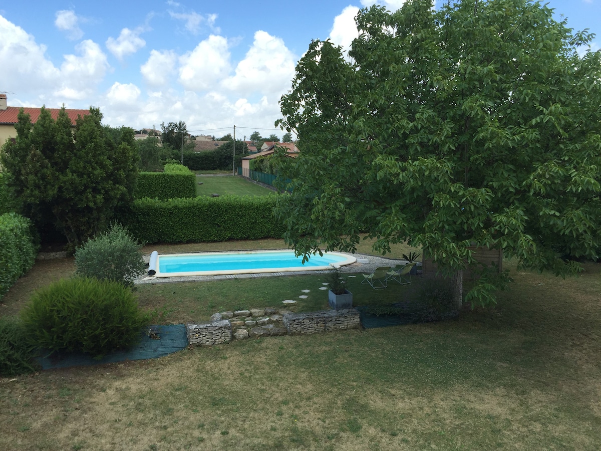 Agréable villa avec piscine dans quartier calme