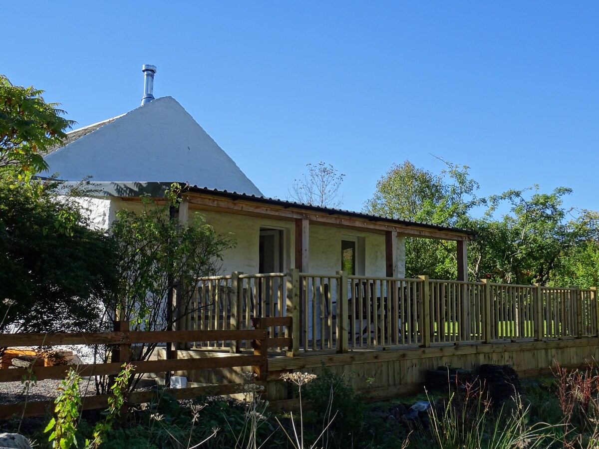 Cosy 2 bedroom cottage w/ log burner, wifi & deck