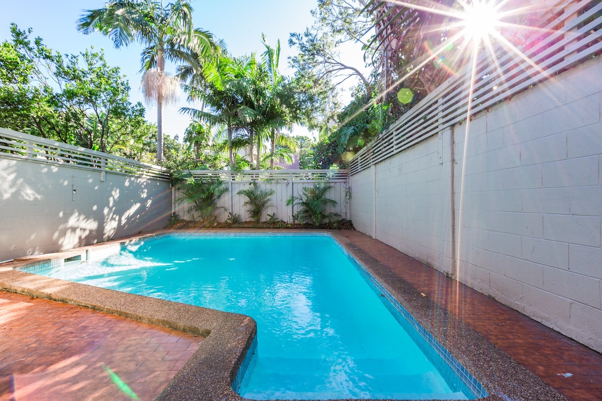 悉尼当地富人区的独栋别墅,靠近世界闻名的Bondi海滩,位置绝佳,还有个很棒的私家泳池!