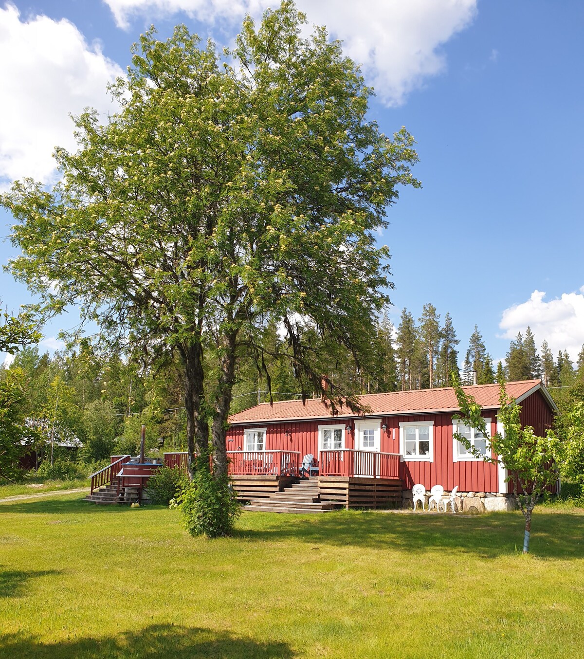 Stuga med stor altan och vacker utsikt.