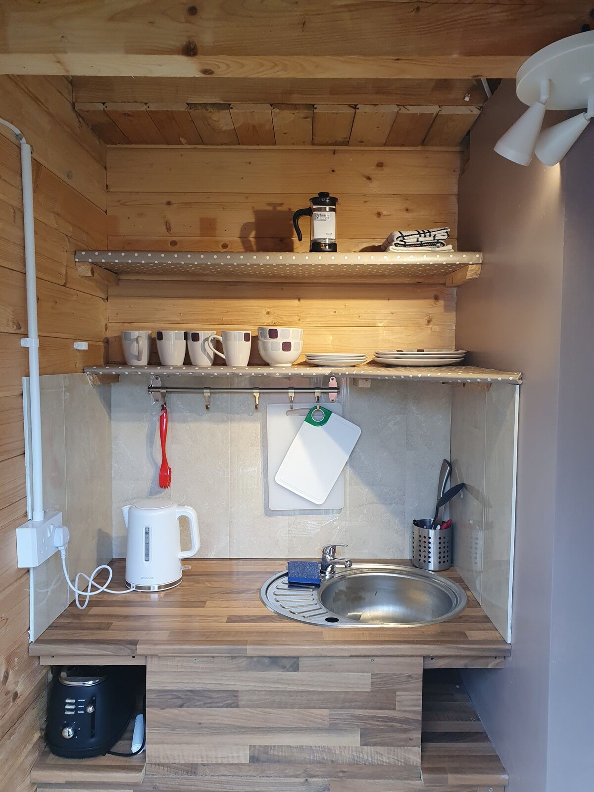舒适的木质木屋厨房、厨房、卫生间、卫生间、卫生间、卧室