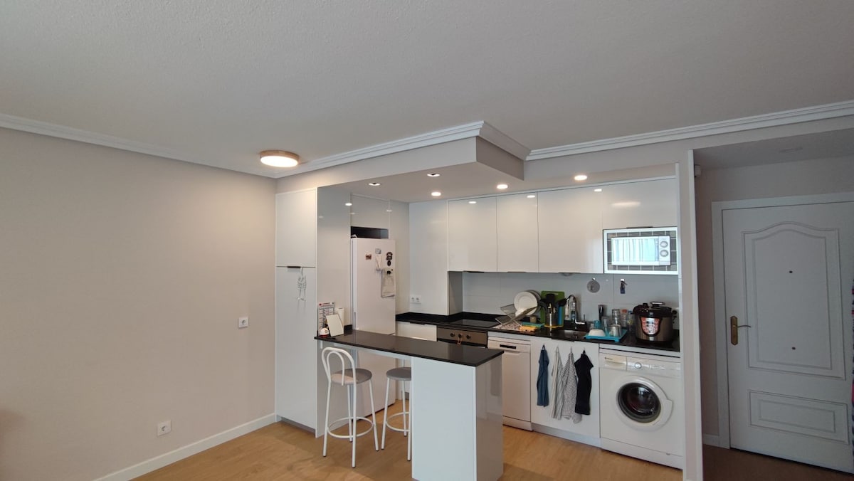 Habitación/baño interno en moderno piso compartido