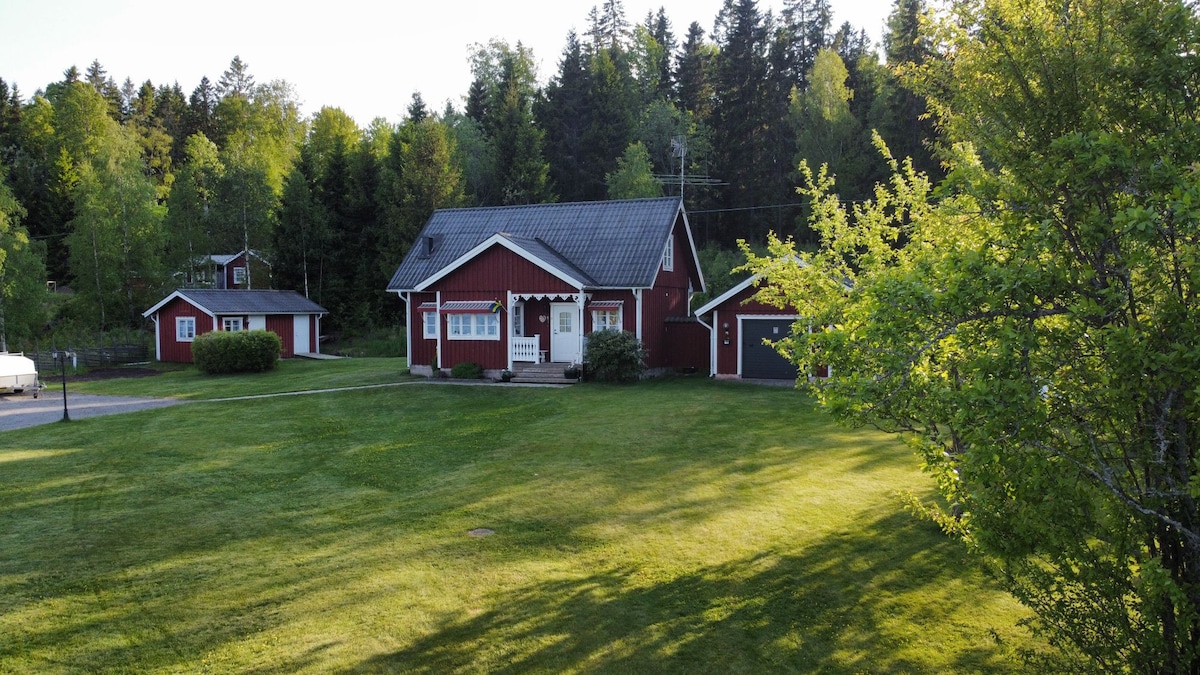 迷人的小屋，带有大型湖畔地块