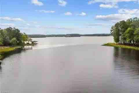 加斯顿湖（ Lake Gaston Waterfront Estate ）烧烤电视空调