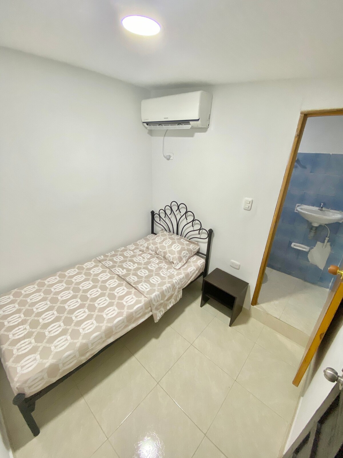 Habitación sencilla Aire acondicionado y baño priv
