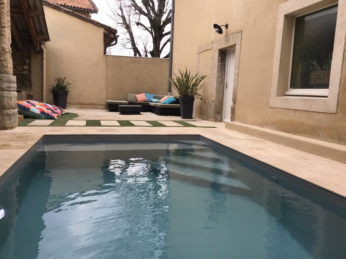 Pleasant Provençal Bastide ，带泳池