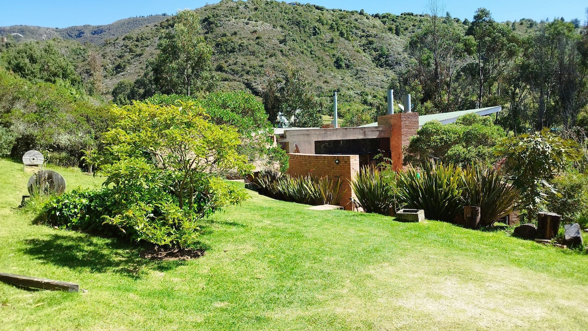 Casa en la montaña con vista al lago