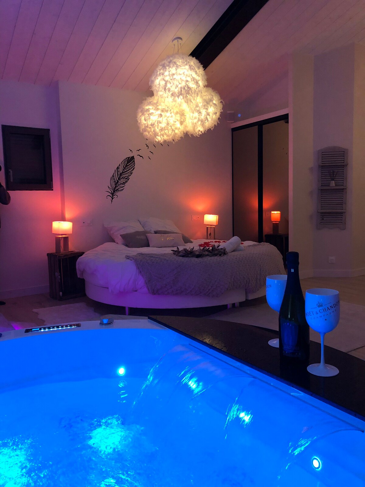 Loveroom « l’idiîle » avec spa et lit rond. Cosy