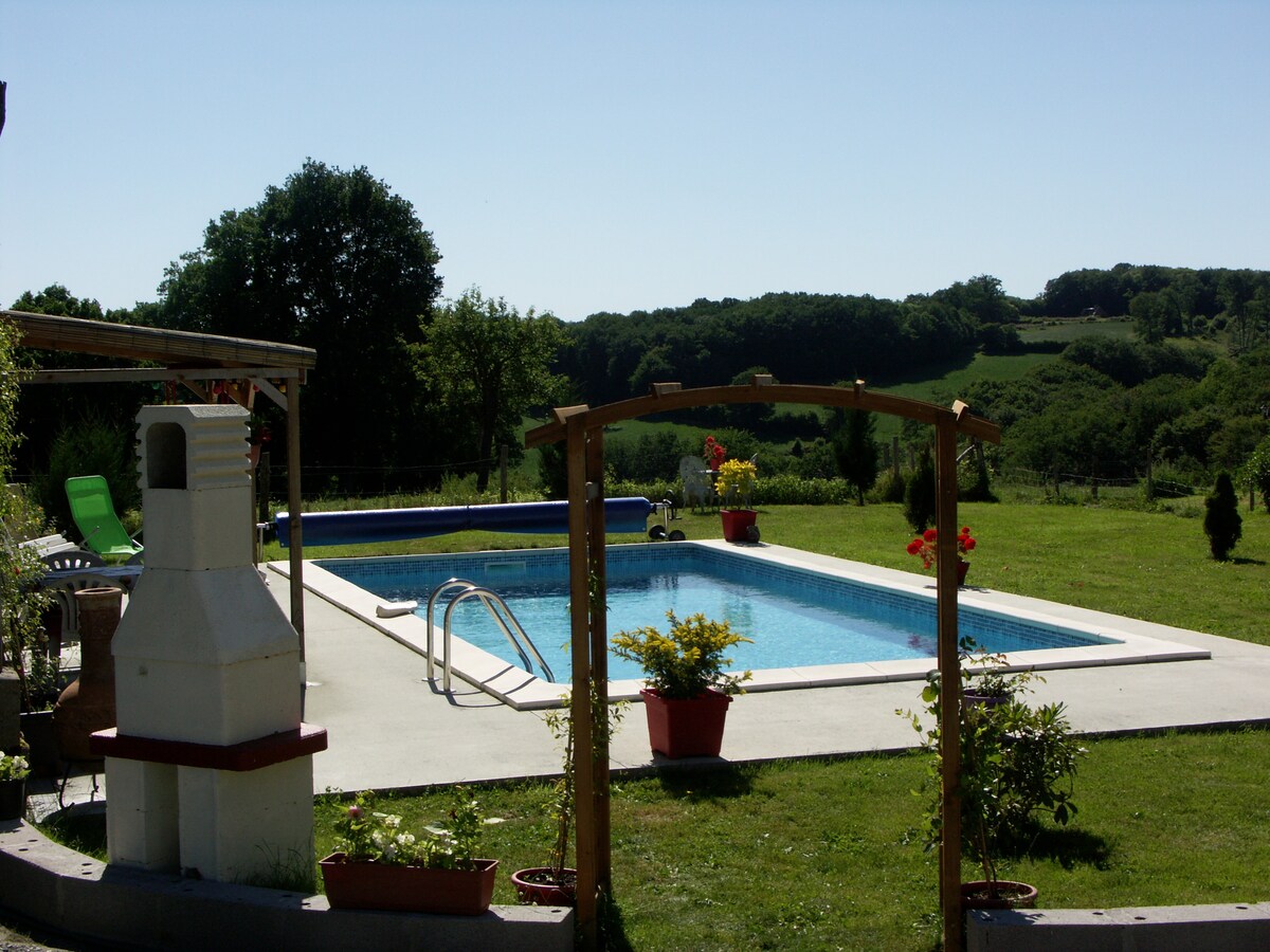 玫瑰度假木屋（ Chalet de Rose ） ，配备温水泳池的双卧室小屋