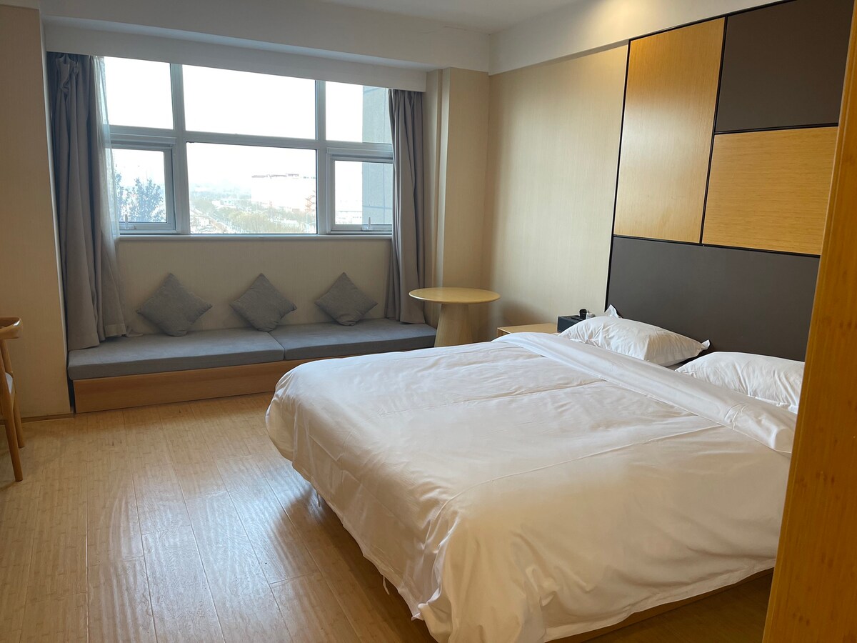 济南市整套酒店式公寓无限遐想的空间温馨阳光情侣房百兆wifi手机投影