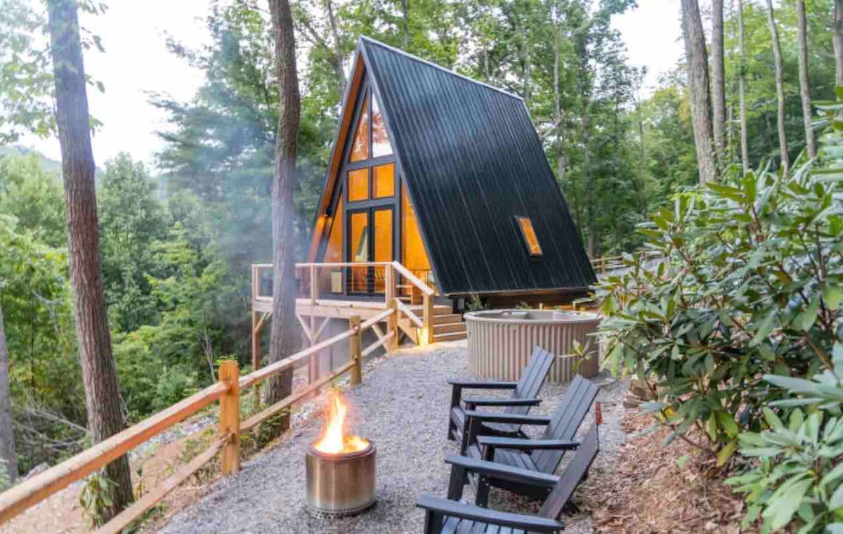 全新Scandi A型小屋！ 景观、热水浴缸、火坑