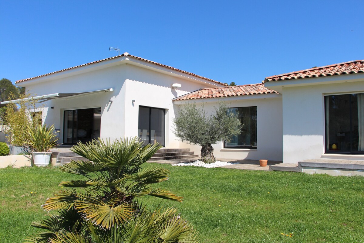 Villa contemporaine avec piscine chauffée au calme