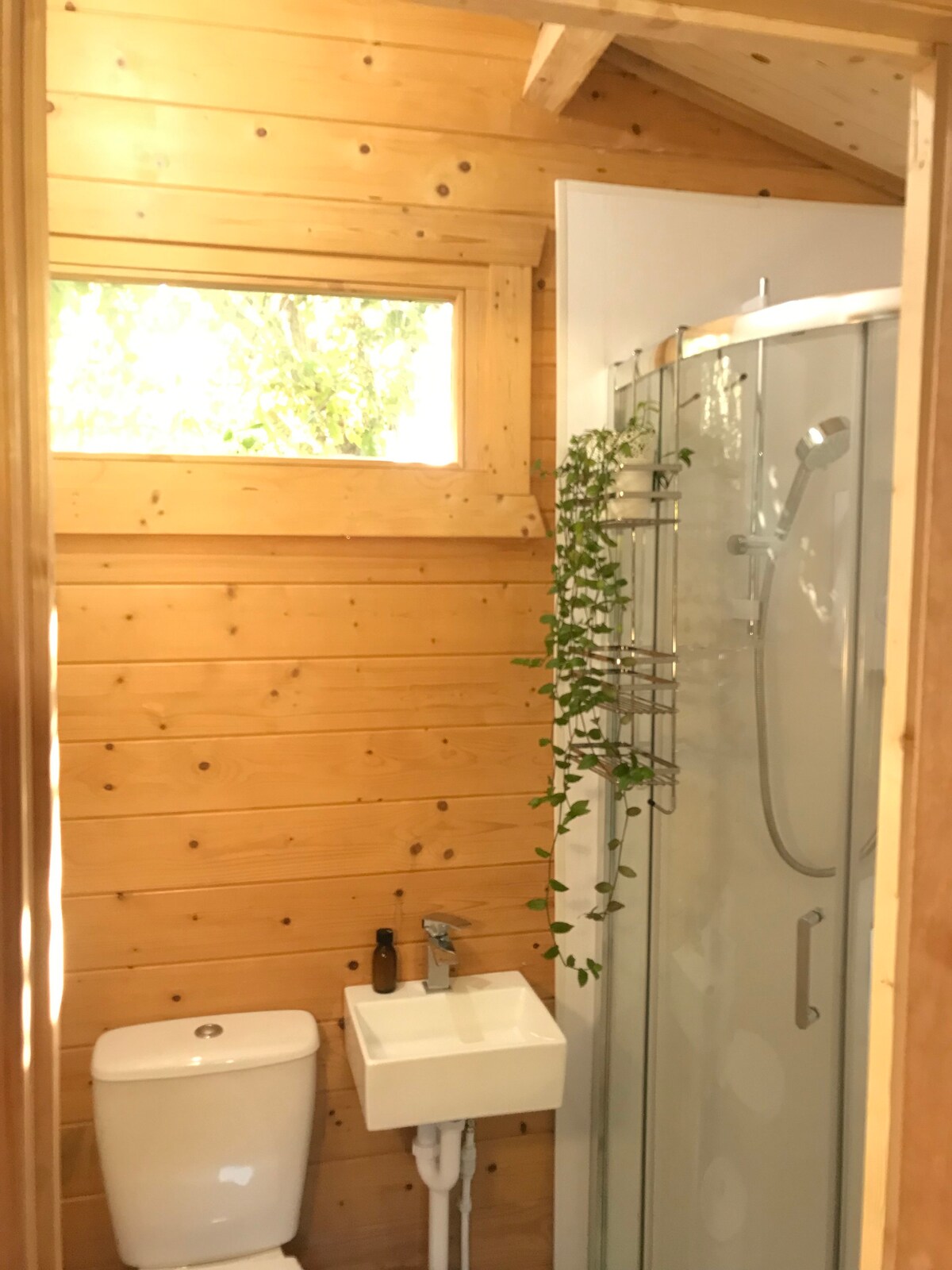 Tiny Home! Clapton/Hackney cabin bathroom/kitchen.