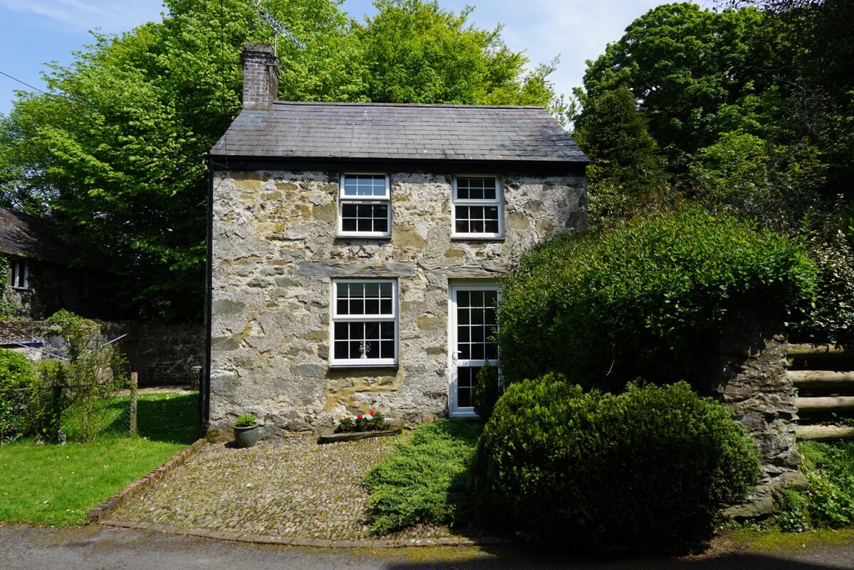 Gardener's Cottage - Bwthyn y Garddwr - Est. 1978