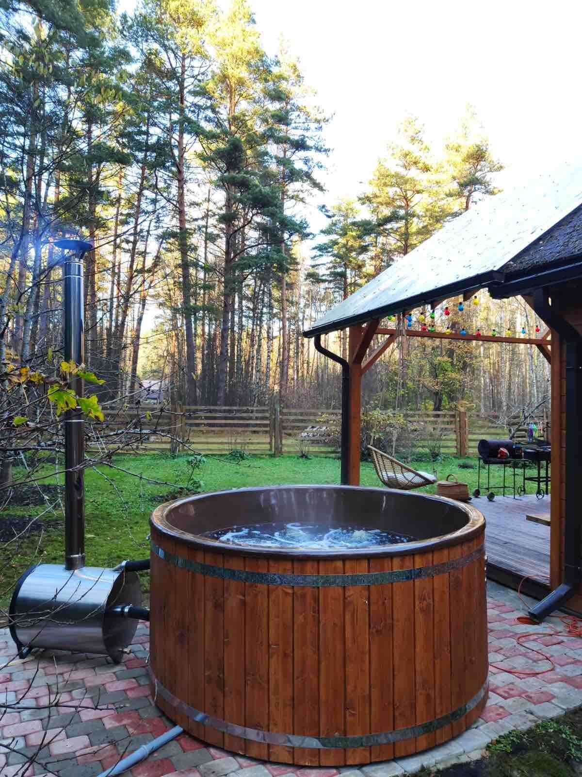 舒适的房子，位于森林中，配有户外热水浴缸