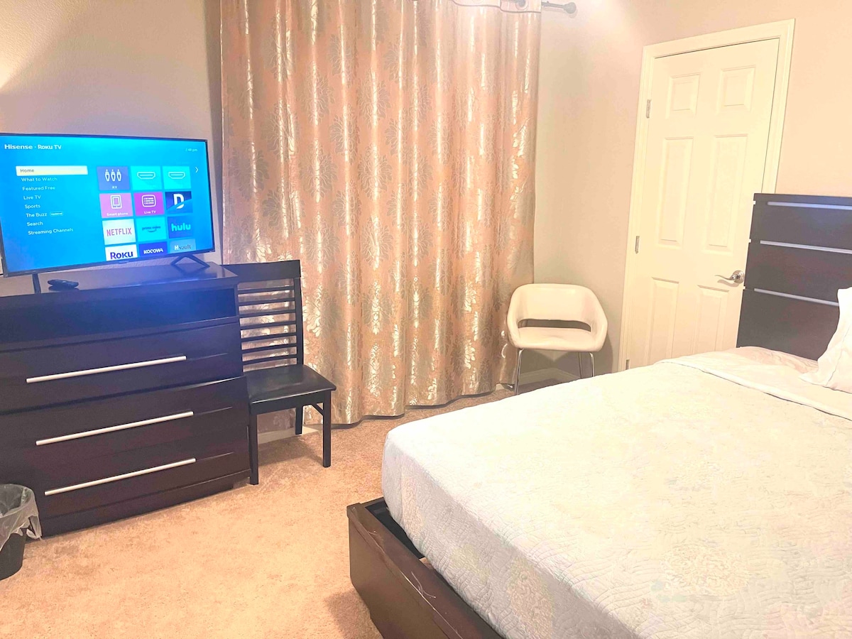 S/Queen bedroom with TV