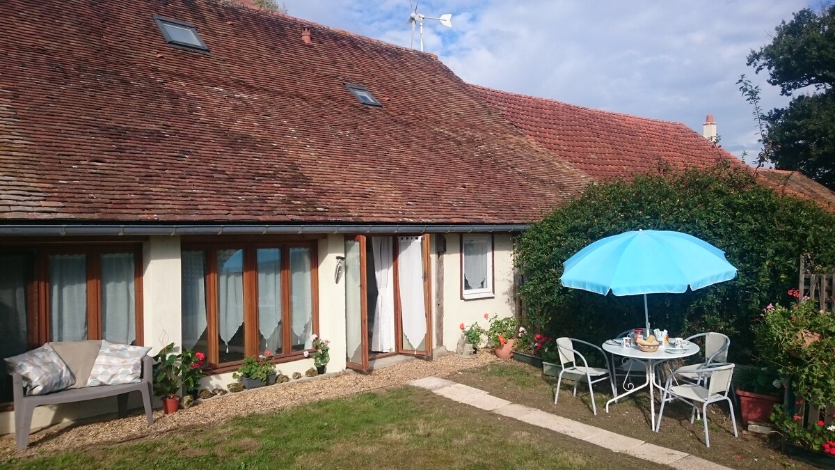 Le Poirier,2 adultes+2enfants, piscine, salle jeux