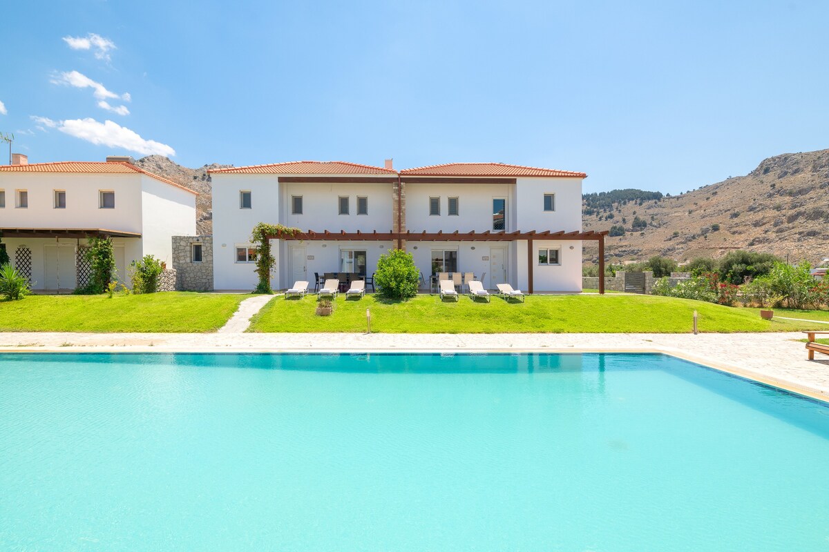 4 Bedrooms villa with pool only 200m from sea