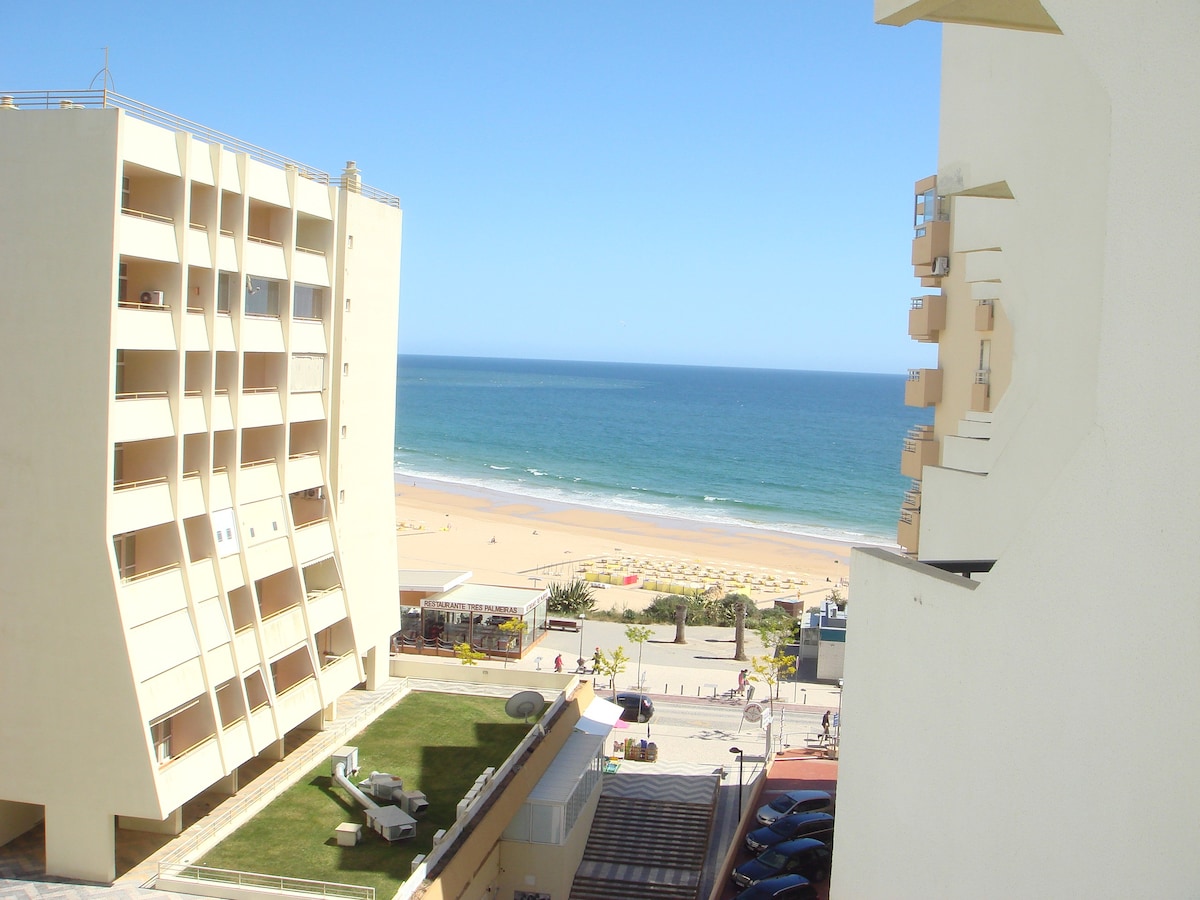 T2 em frente à Praia da Rocha com vista mar