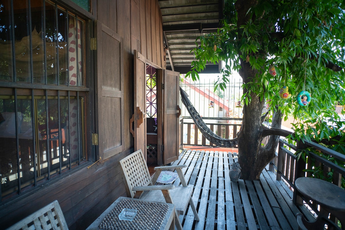 泰国清迈夏天客栈 古城内二层八十年历史柚木小楼兰纳风格