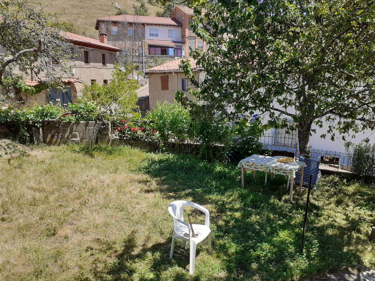 Casa de montaña con jardín en León