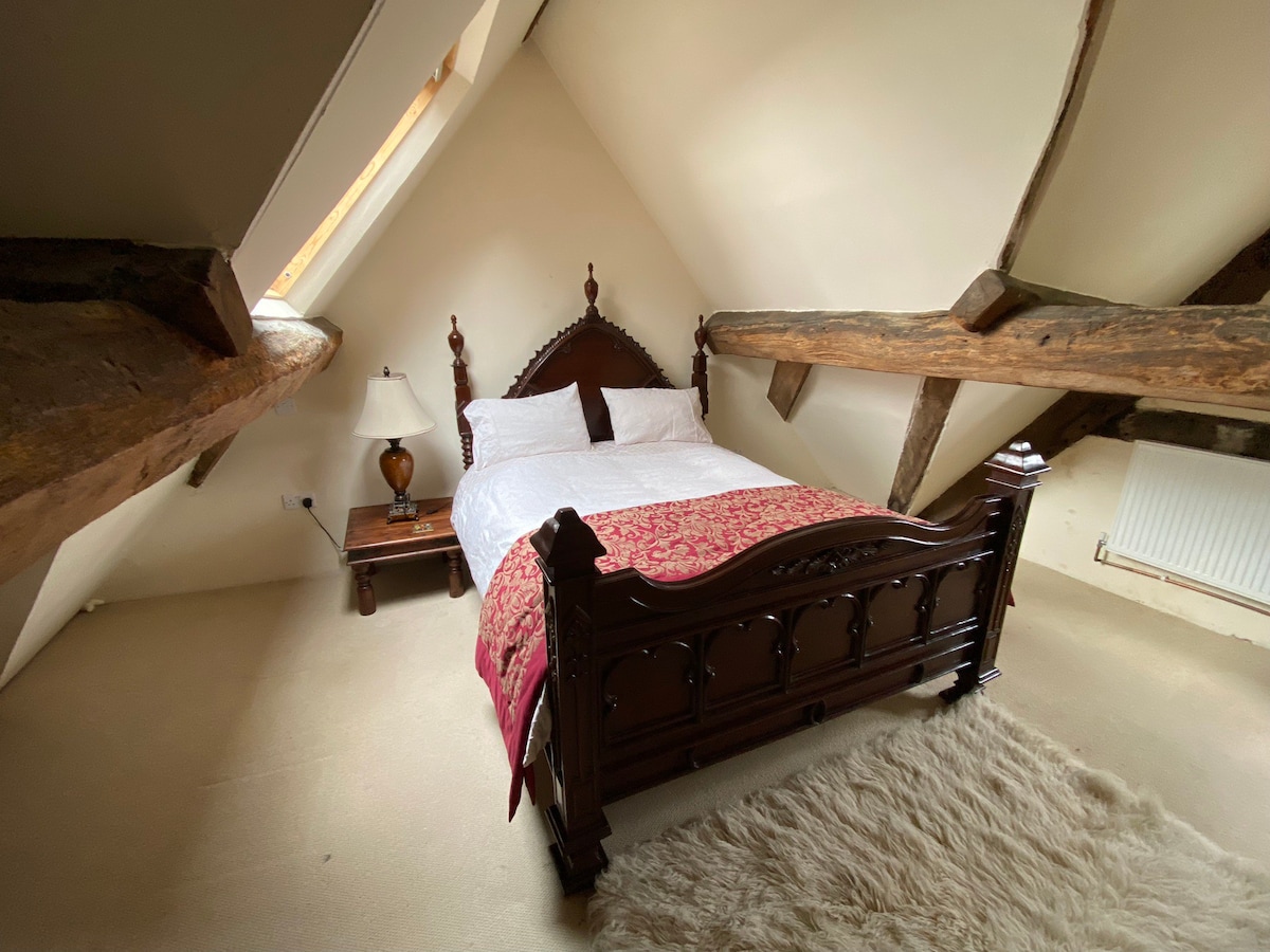 En-suite Attic Room in grade 2 former coaching Inn