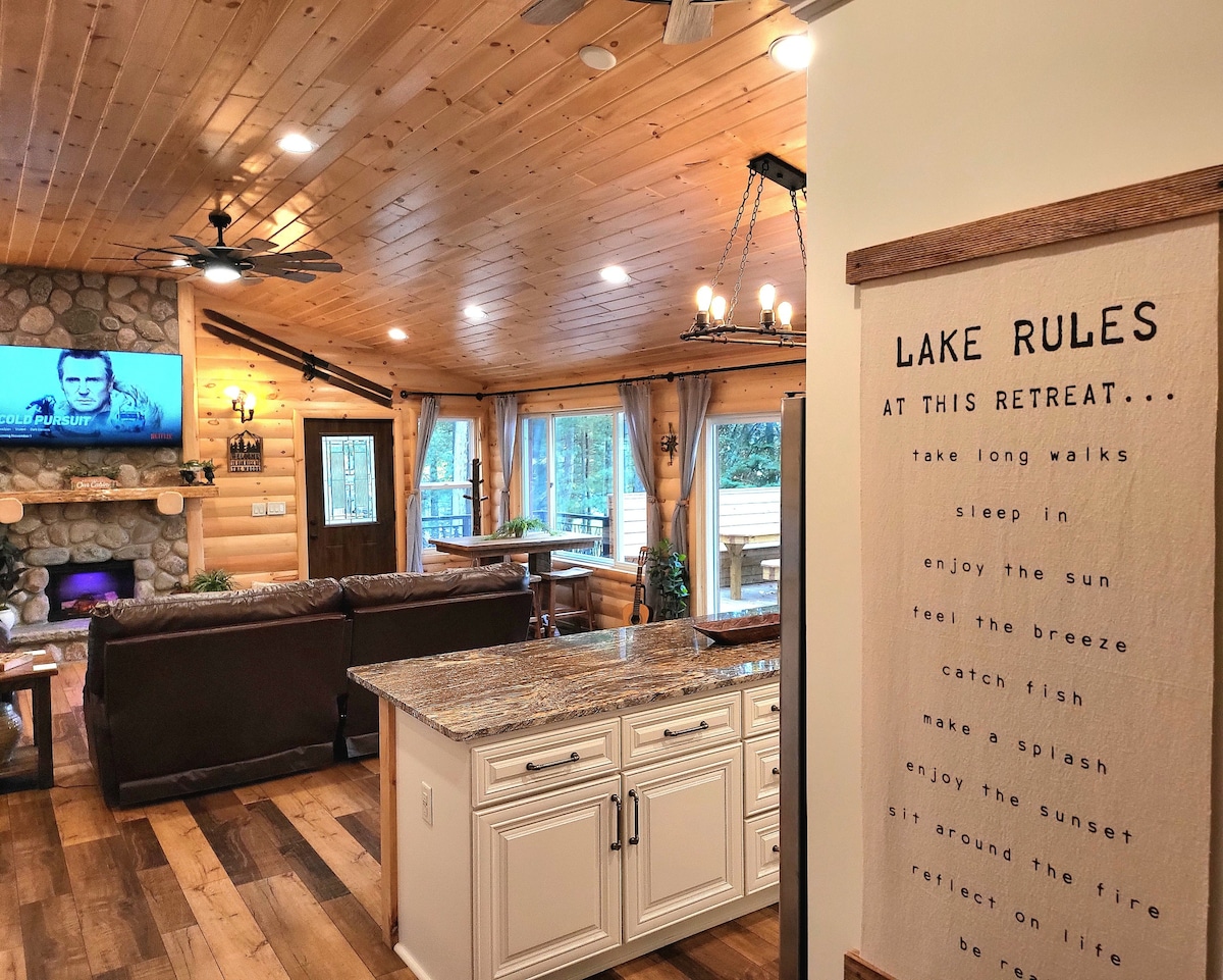 "Serenity Shores" Lakefront Log Home: Come Relax !