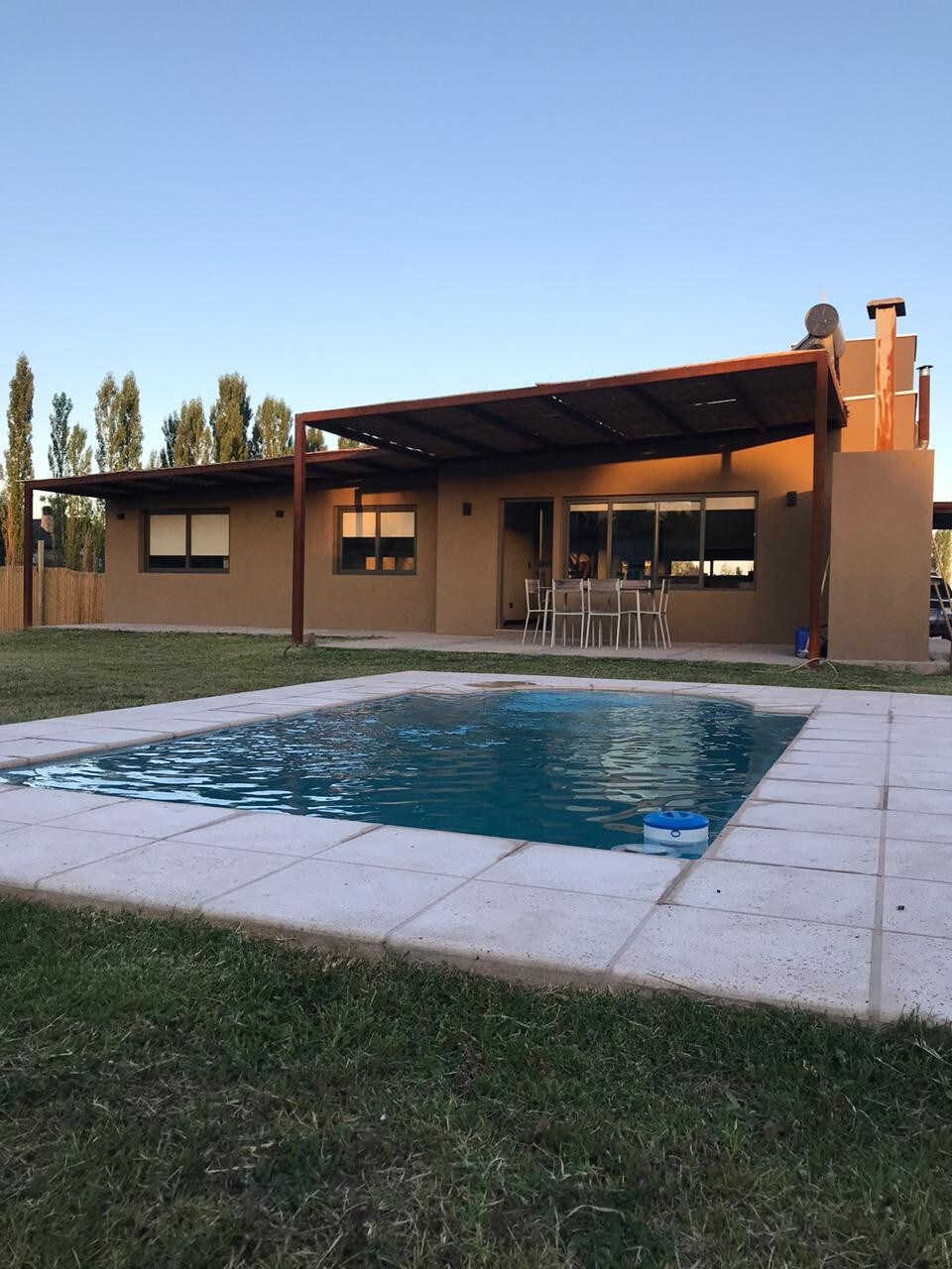 Casa a estrenar con piscina en Chacras de Coria