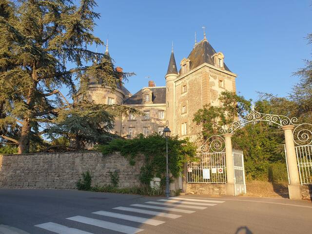 Saint-Bonnet-les-Oules的民宿