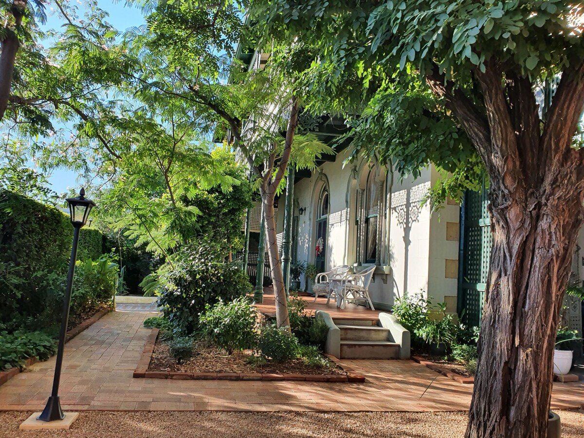 "Anglesey House" Heritage Home in the CBD