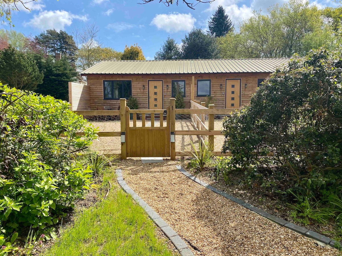 The Old Garage {Lodge One} 2 bed countryside views