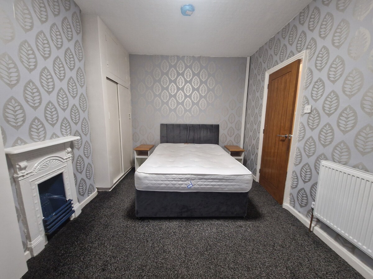 Leeds 2 bedroom house free parking