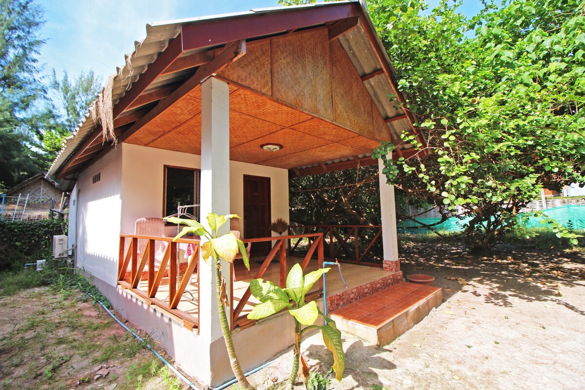 空调平房，靠近丽贝岛（ Koh Lipe ）家庭