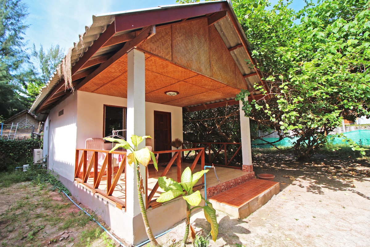 空调平房，靠近丽贝岛（ Koh Lipe ）家庭