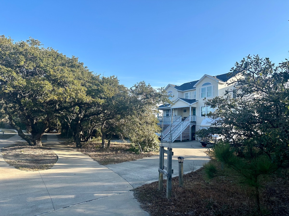 BIG SKY, 5 min walk to beach, private pool/hot tub