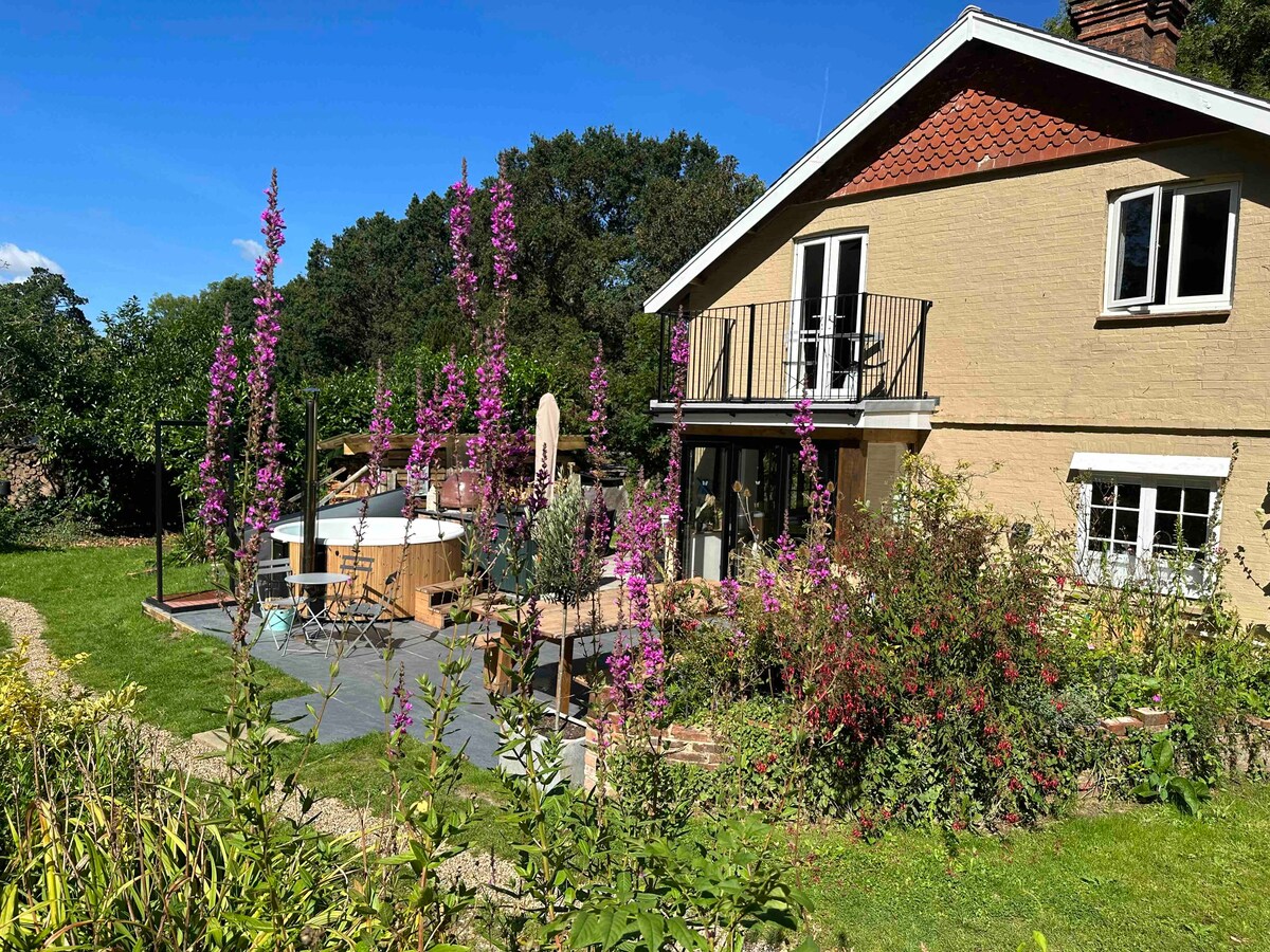 Country House, hot tub & private woods, sleeps 10