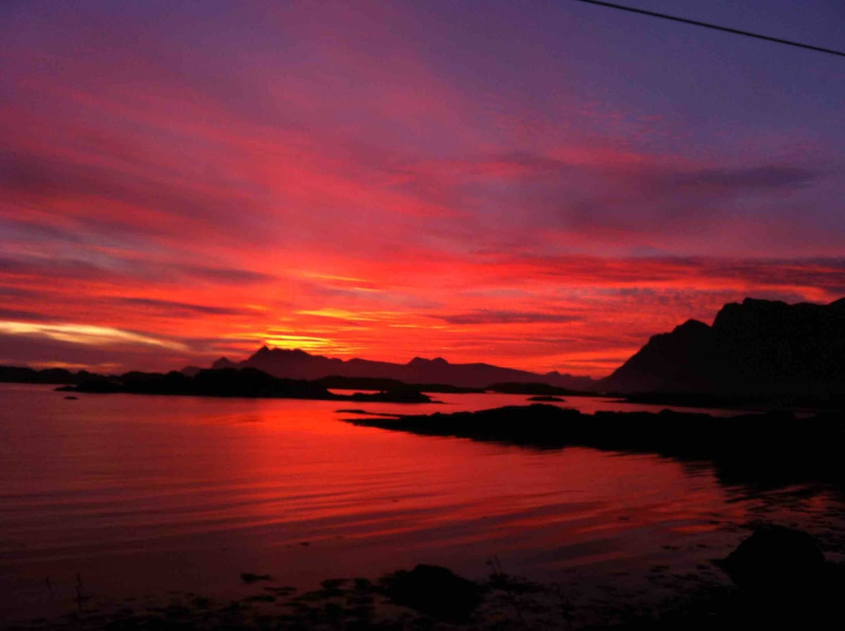 位于罗弗敦（ Lofoten ）市中心的现代小木屋