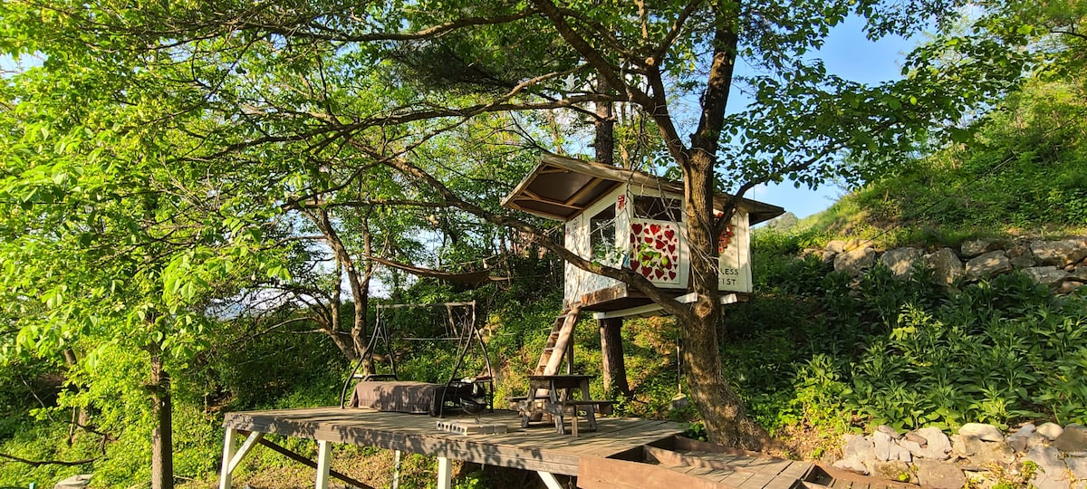 #山景树屋回忆（ Mountain View Treehouse Memories ） ：当您被困在阁楼和自己的自由日记中时，这里会让您心灵休息。