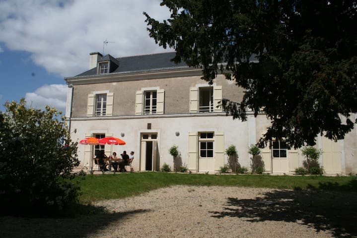 Saint-Rémy-la-Varenne的民宿