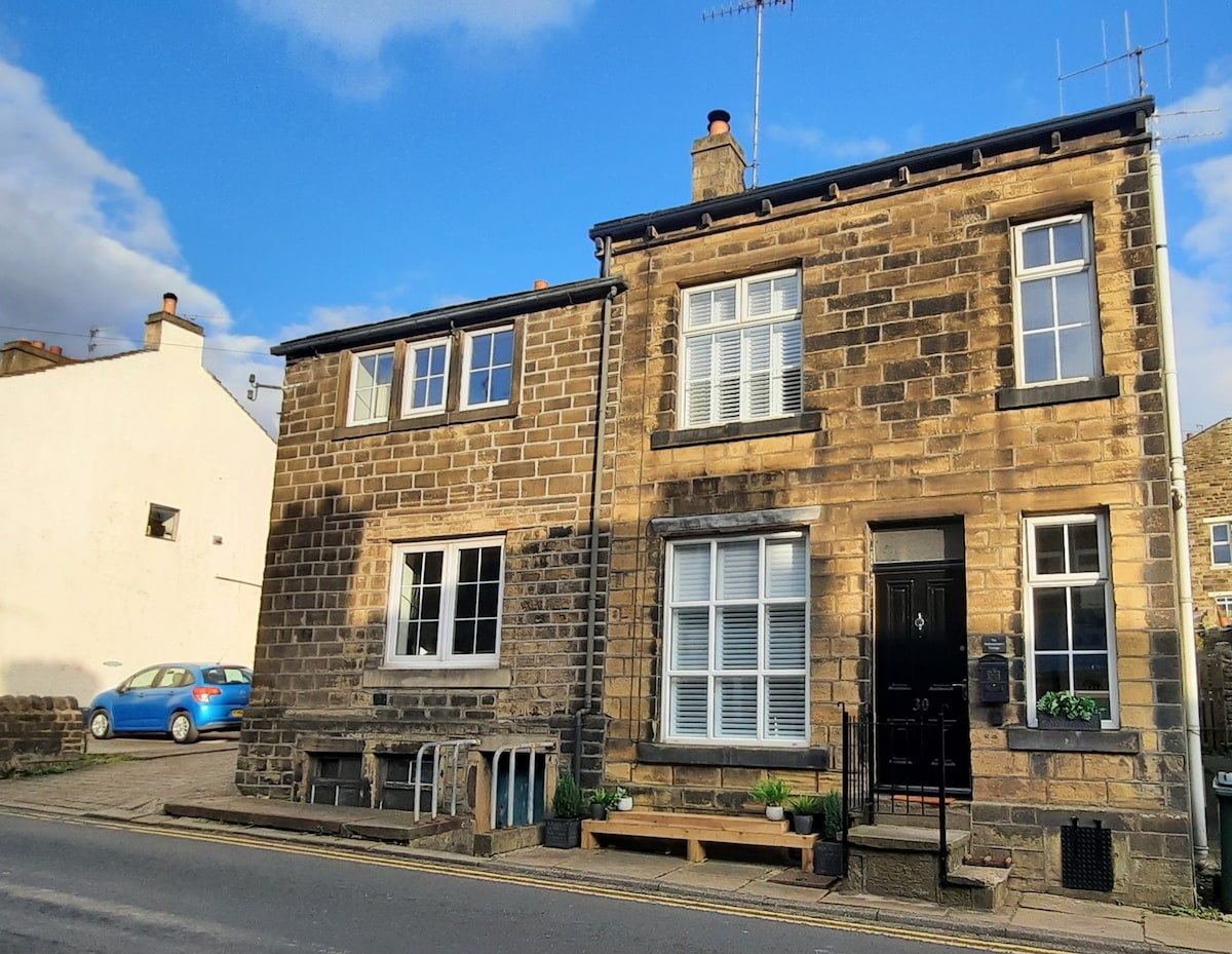 The Railwaysman's Cottage - private parking space.