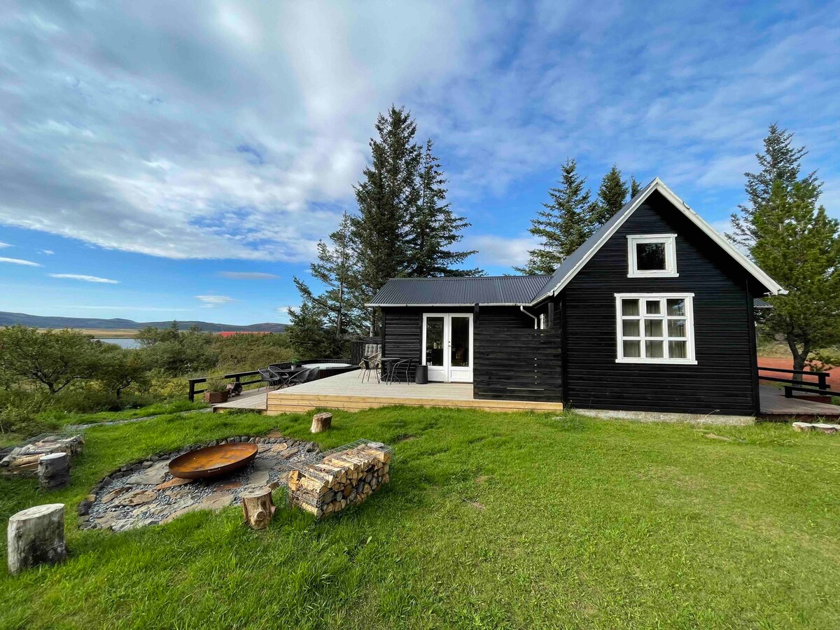 Alftavatn Private Lake House cabin