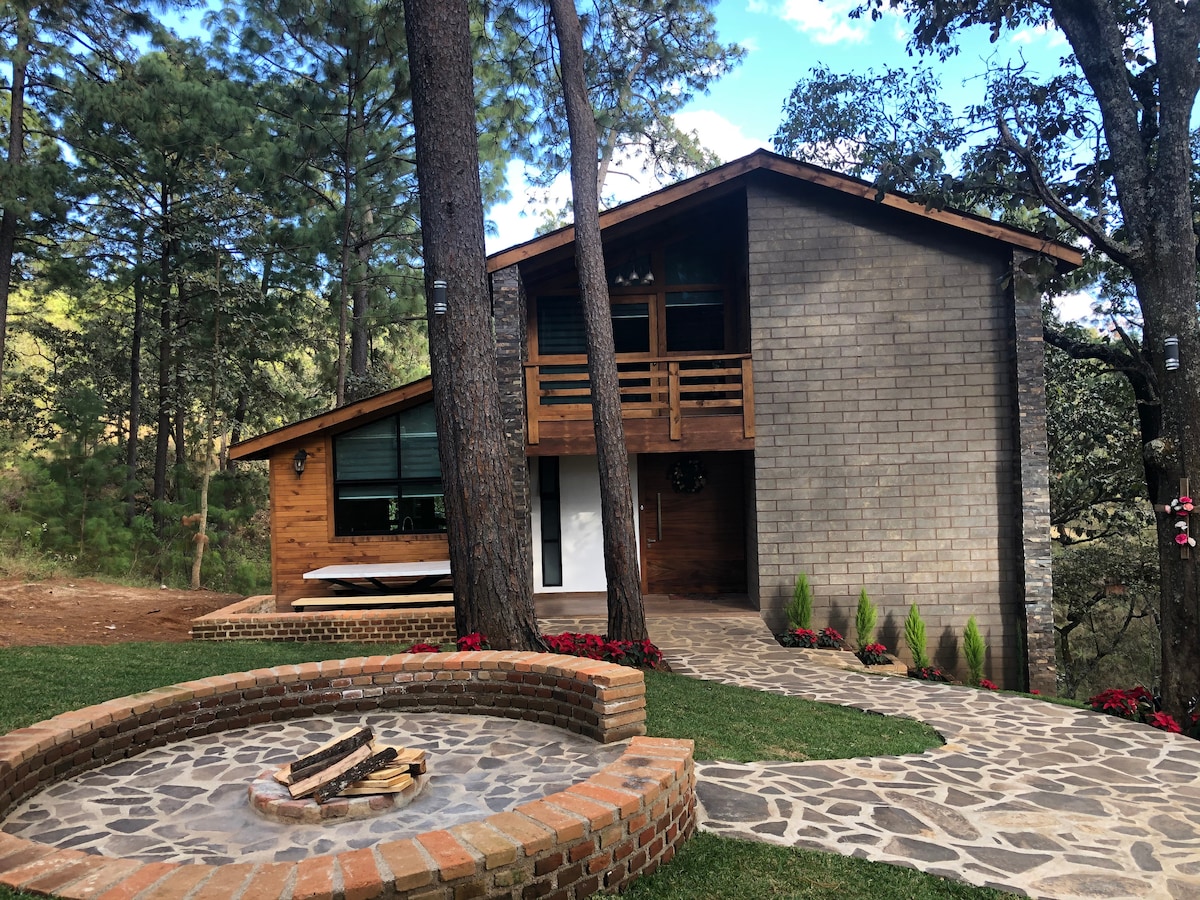 Cabaña sobre quebrada en el bosque