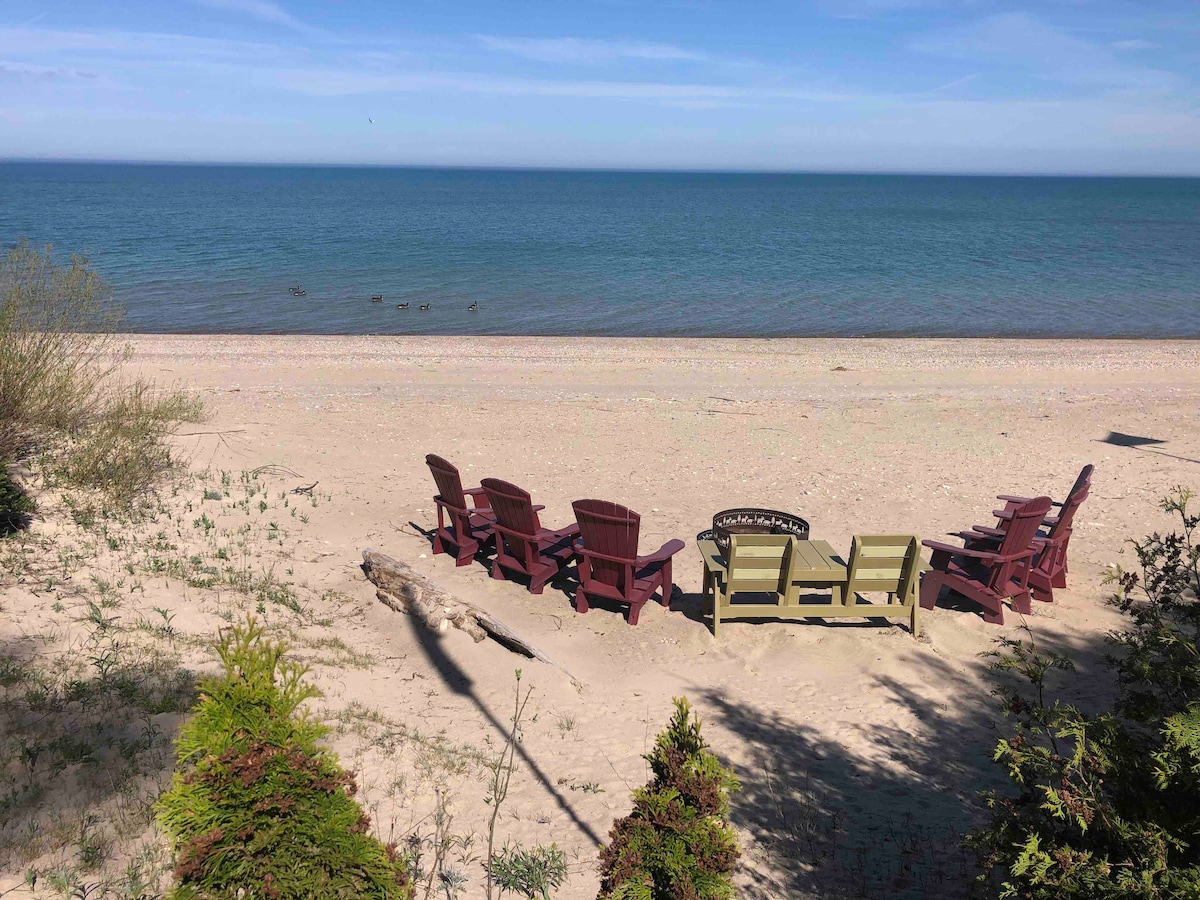 Summer Shores
Quaint Lakefront Cottage