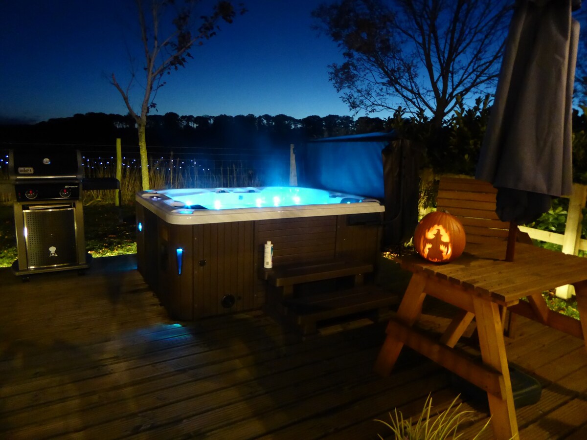 Barleywood Shepherds Hut and Hot Tub