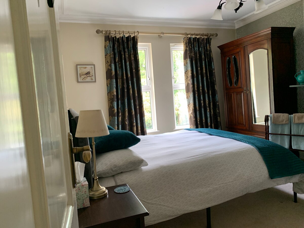 Bed & Breakfast. Kingsize Bedroom in Ballymena.